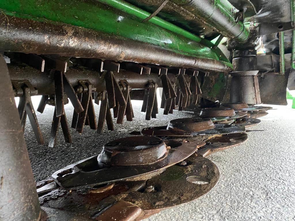 John Deere 324 Žací stroje