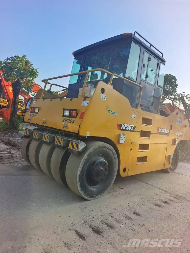 XCMG XP 263 Pneumatikové válce