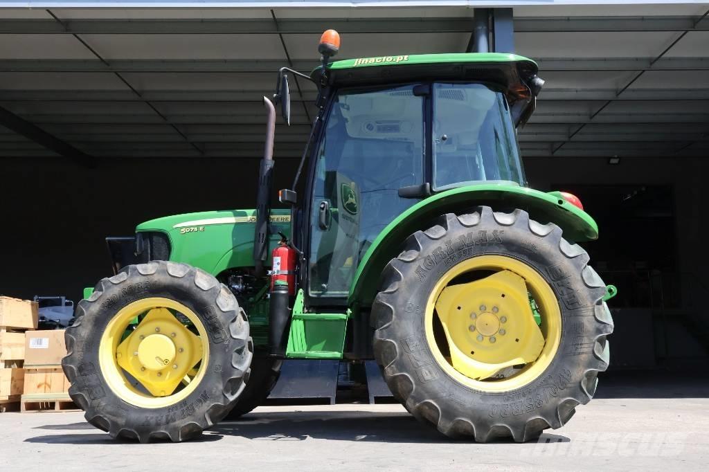 John Deere 5075 E Traktory