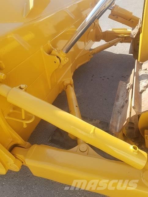 Komatsu D65EX-15 Pásové dozery