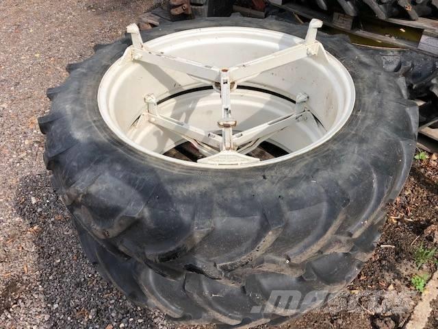 Pirelli 13.6 R38 Pneumatiky, kola a ráfky