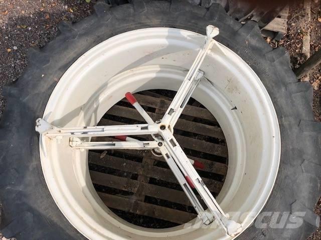 Pirelli 13.6 R38 Pneumatiky, kola a ráfky