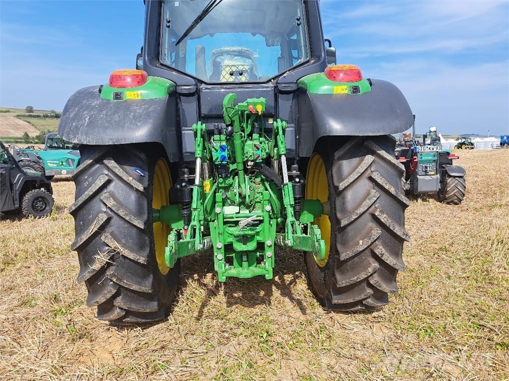 John Deere 6110M Traktory
