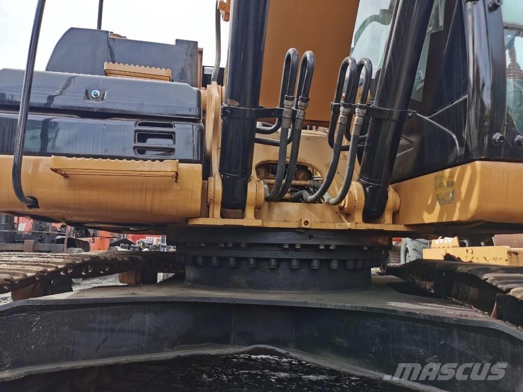 CAT 323D Pásová rýpadla