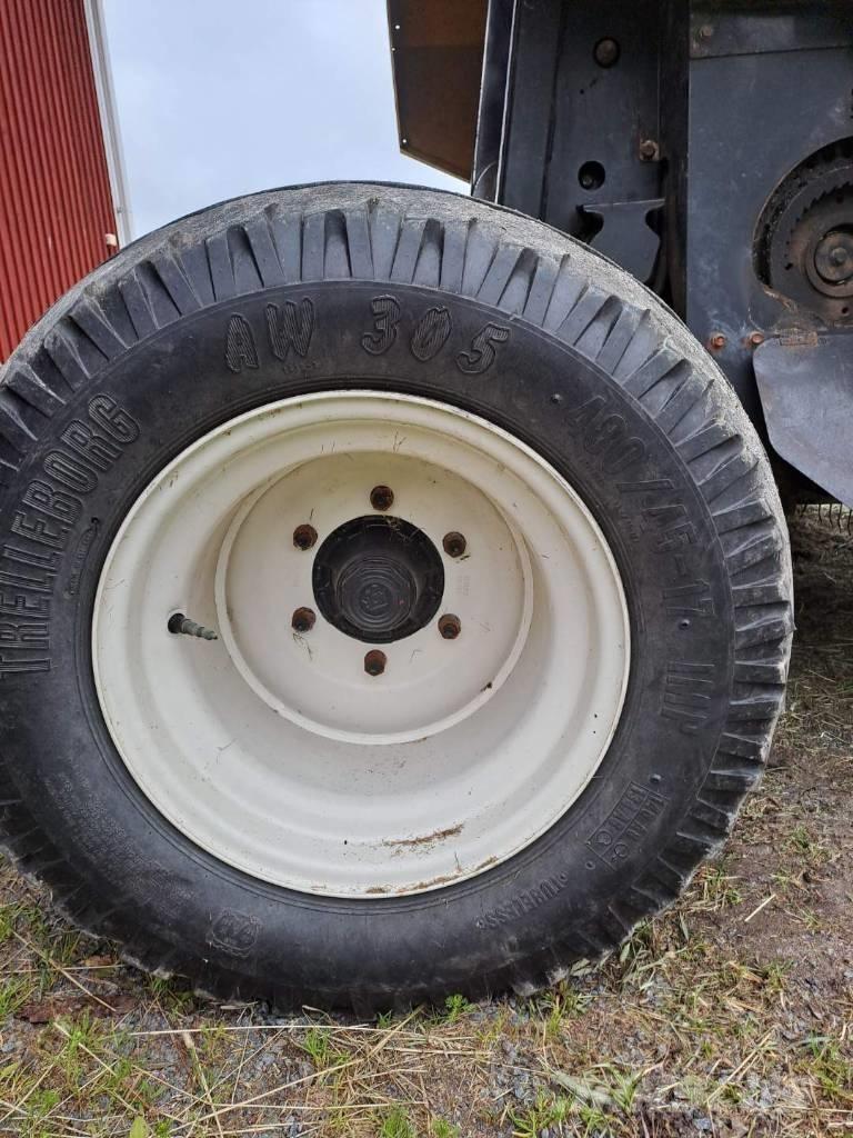 New Holland BR 7060 Lis na válcové balíky