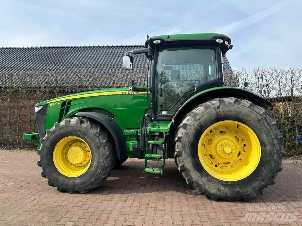 John Deere 8335R Traktory