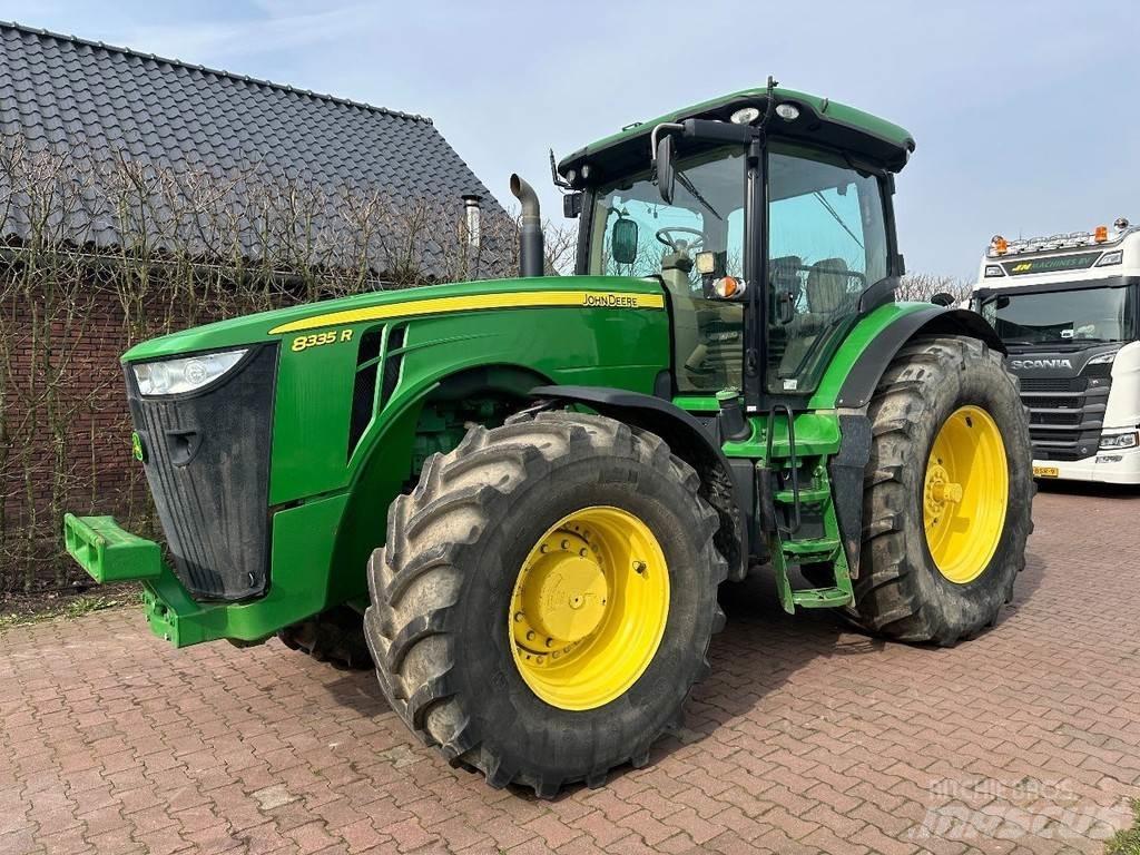 John Deere 8335R Traktory