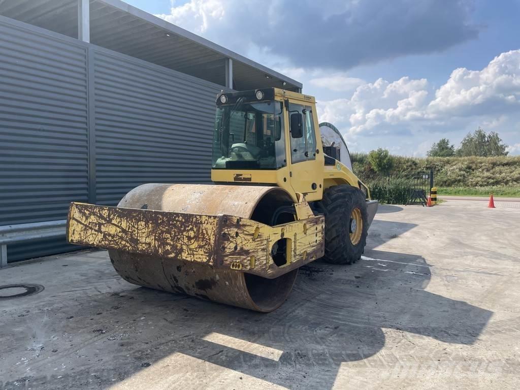 Bomag BW 216 DH-4 Tahačové válce