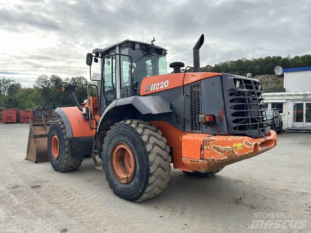 Hitachi ZW 220 Kolové nakladače