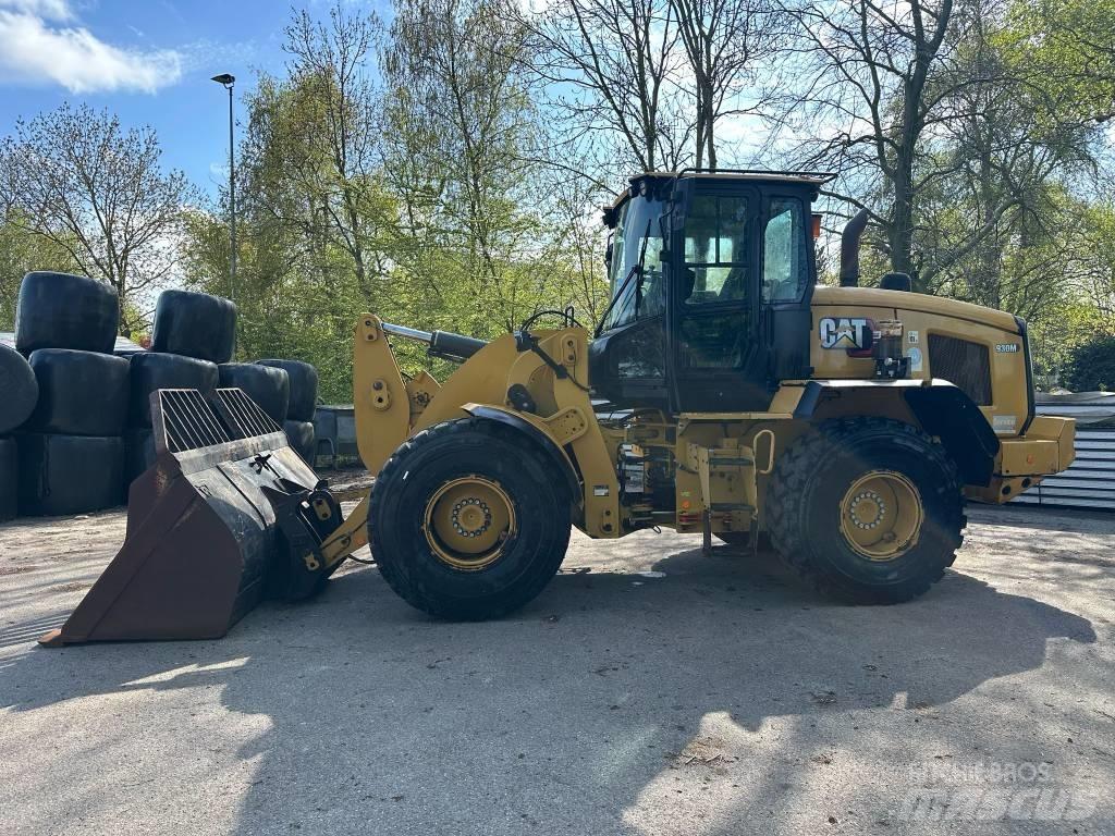 CAT 930M Kolové nakladače