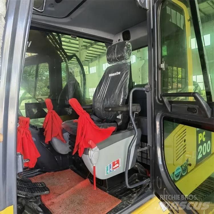 Komatsu PC200-8 Pásová rýpadla
