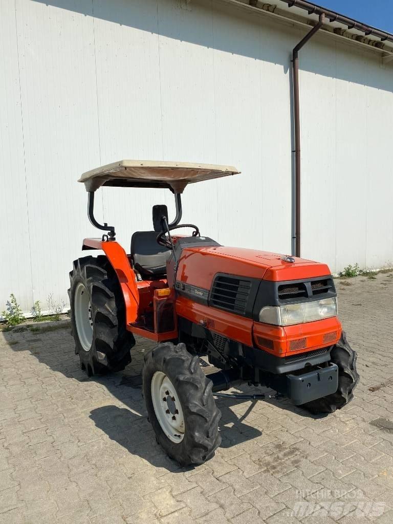 Kubota GL320 Kompaktní traktory