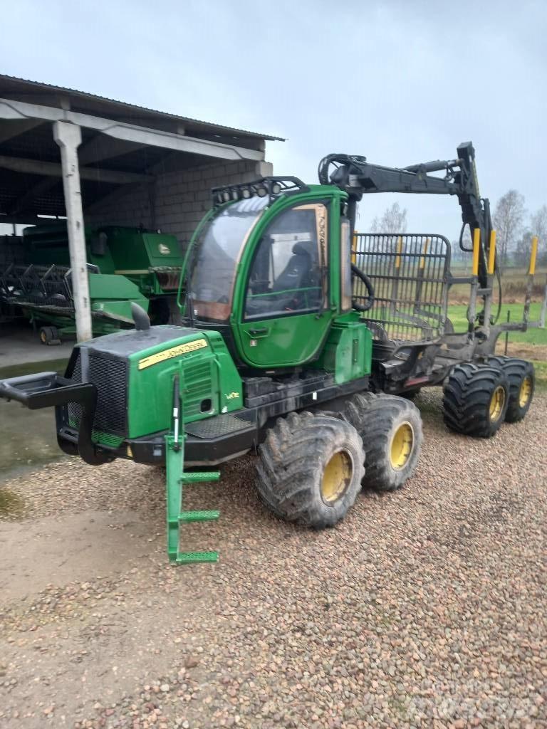 John Deere 810E Vyvážecí traktory