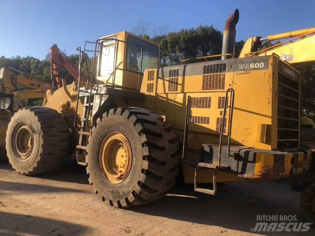 Komatsu WA 600-3 Kolové nakladače