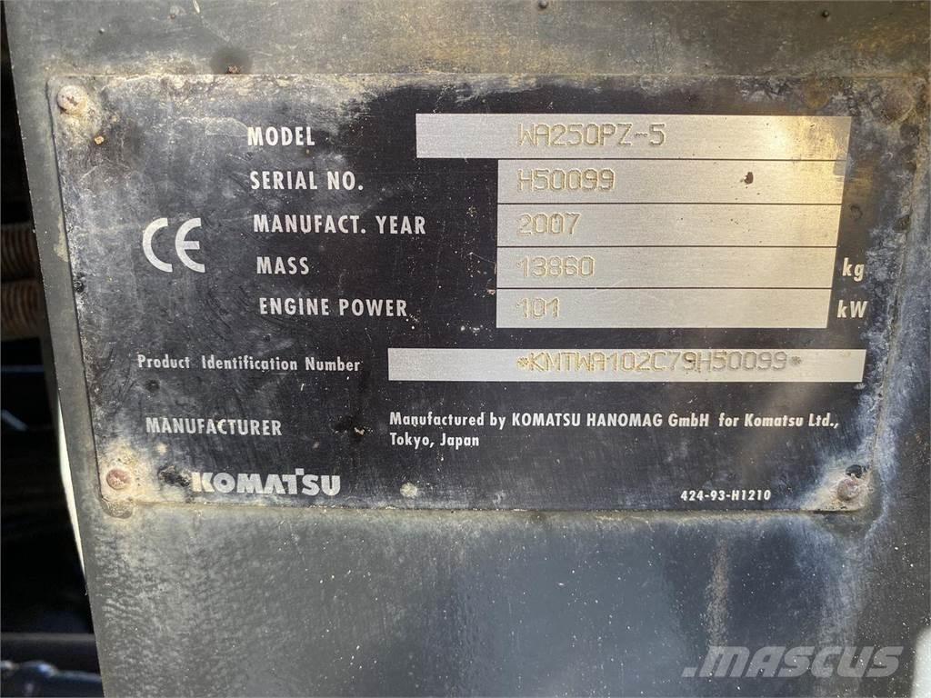 Komatsu WA250PZ-5 Kolové nakladače