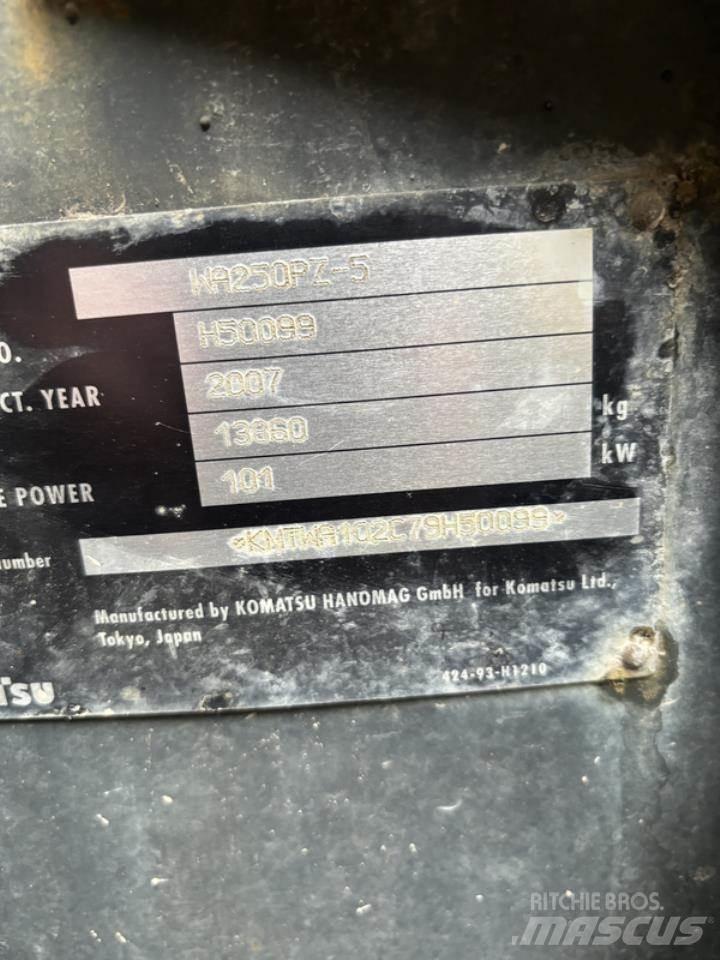 Komatsu WA250PZ-5 Kolové nakladače