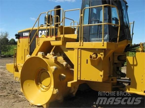 CAT 836G Skládkové kompaktory