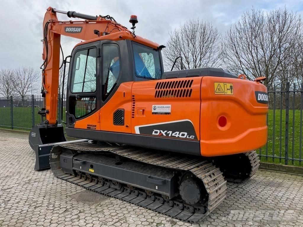 Komatsu dx140w Pásová rýpadla