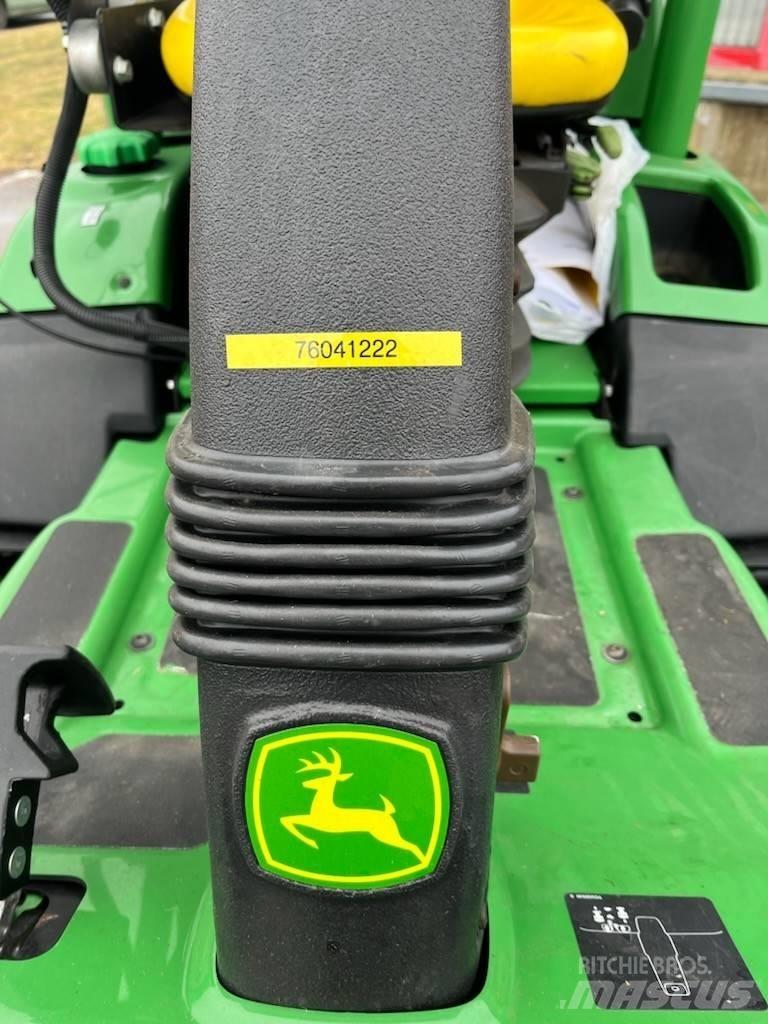 John Deere 7400A Sekačky pro sečení roughů a semiroughů