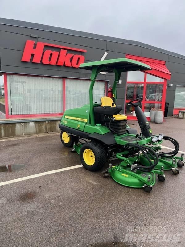 John Deere 7400A Sekačky pro sečení roughů a semiroughů