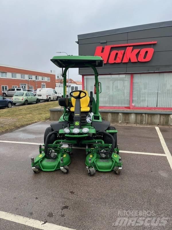 John Deere 7400A Sekačky pro sečení roughů a semiroughů