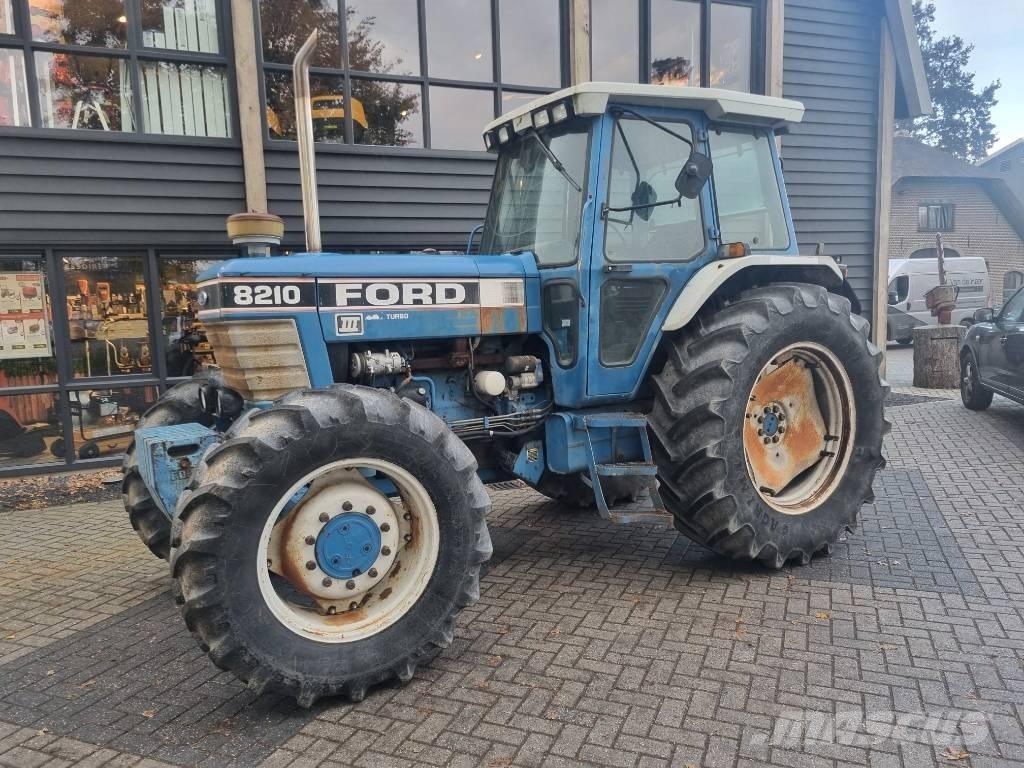 Ford 8210 Traktory