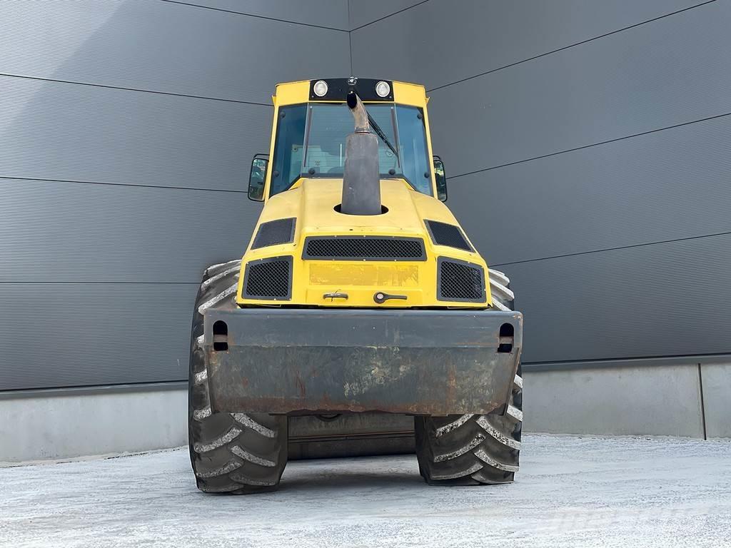 Bomag BW 213 DH-4 Tahačové válce