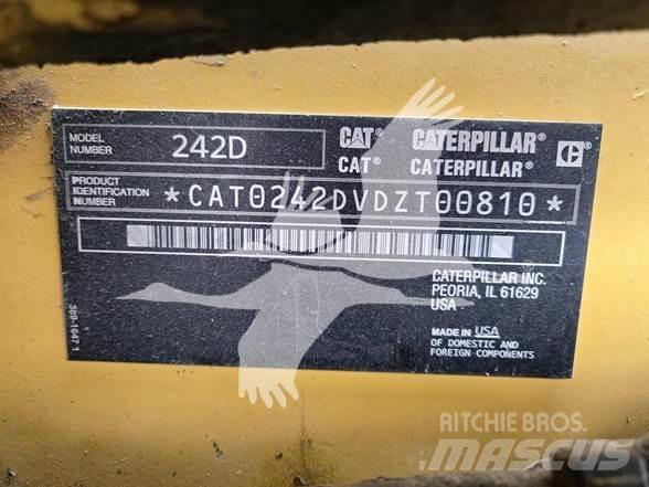 CAT 242D Smykem řízené nakladače