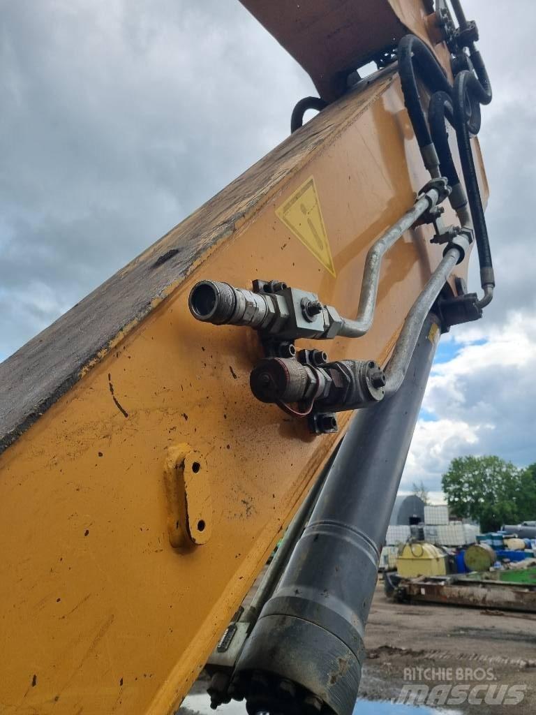 Liebherr R 922 Pásová rýpadla