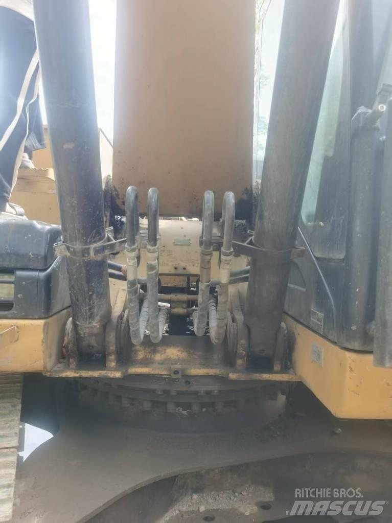 CAT 320d2 Pásová rýpadla