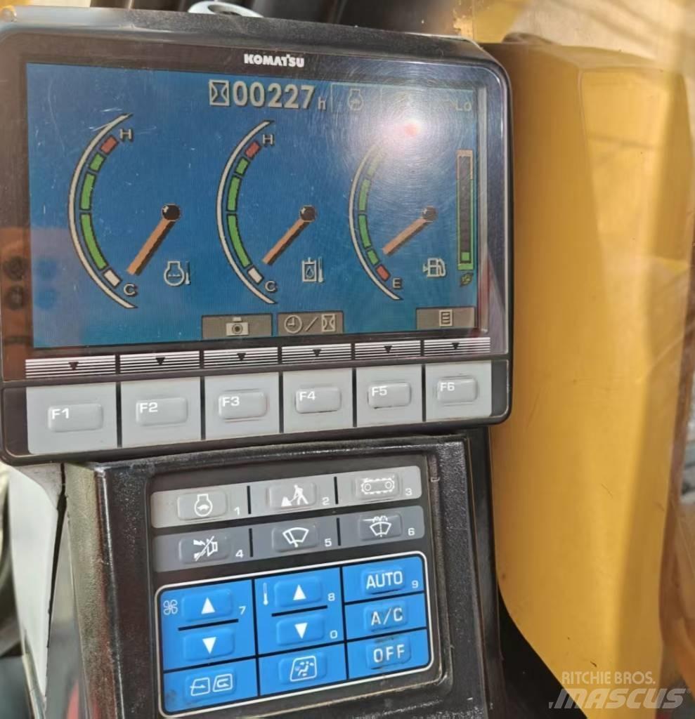 Komatsu 210LC-8 Pásová rýpadla
