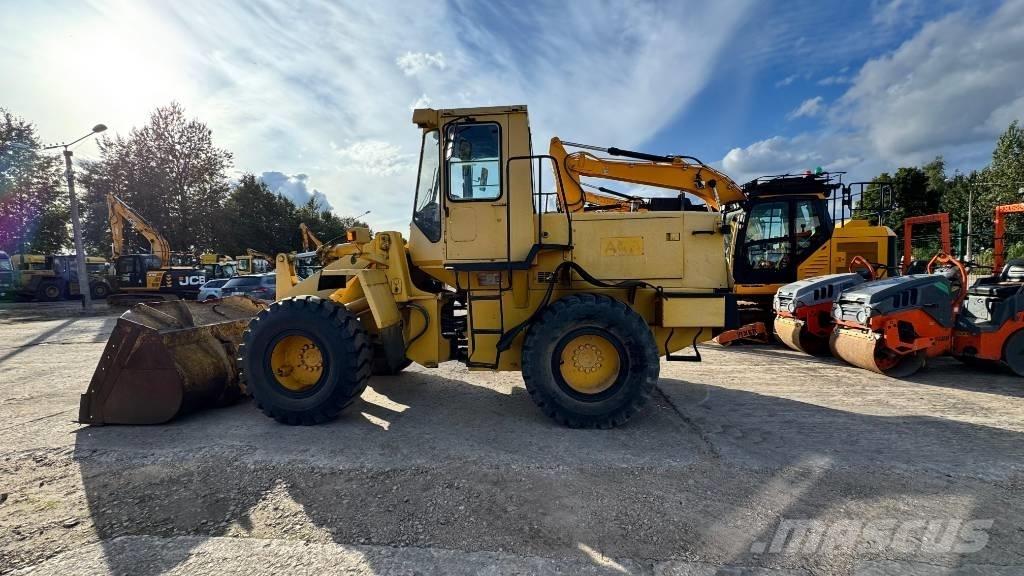 Komatsu WA 200 Kolové nakladače