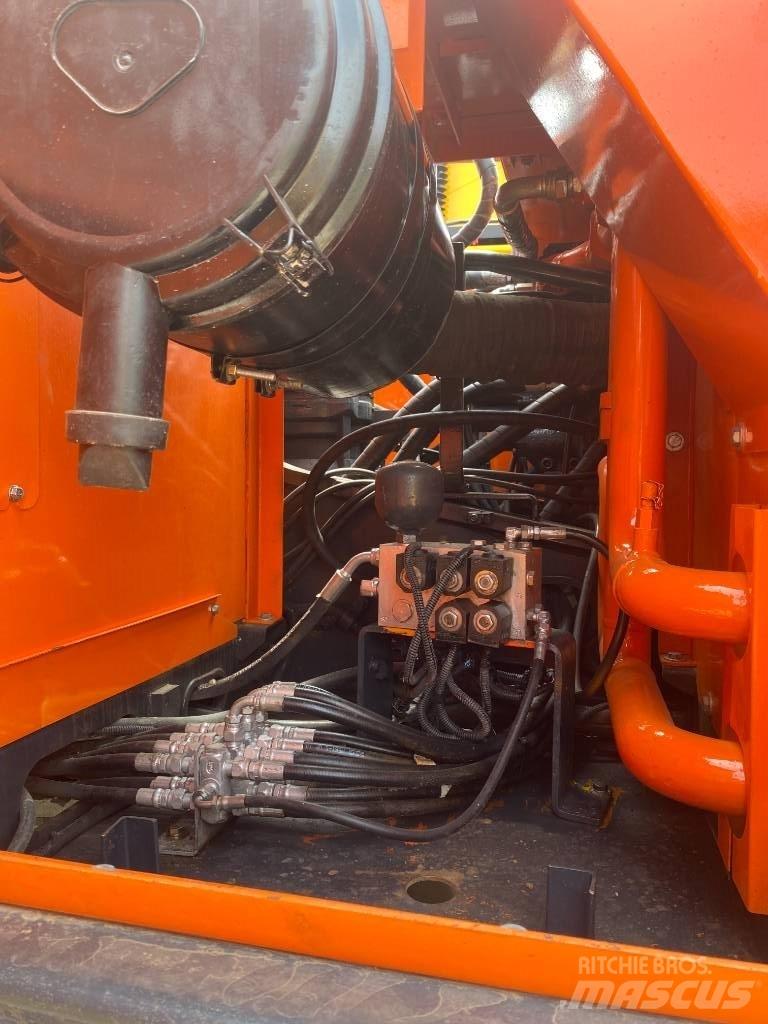 Doosan DX 300 Pásová rýpadla