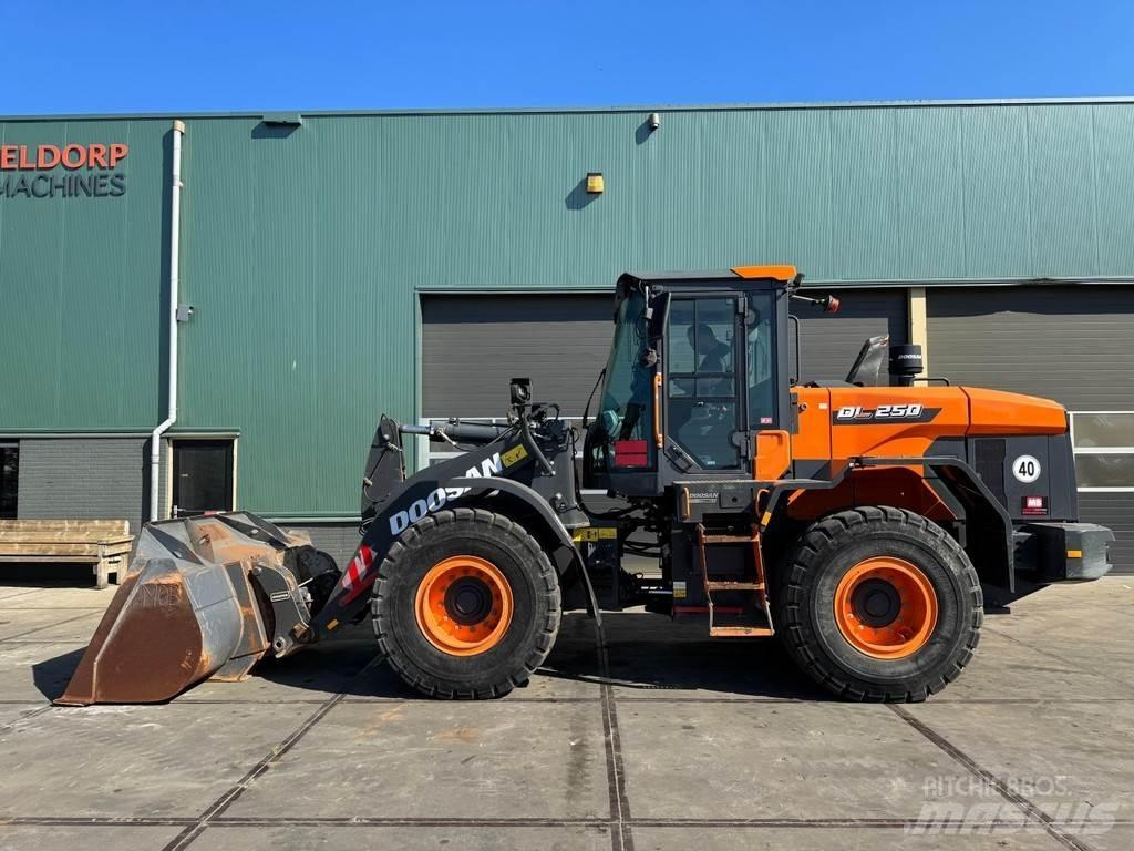 Doosan DL250-7 Kolové nakladače