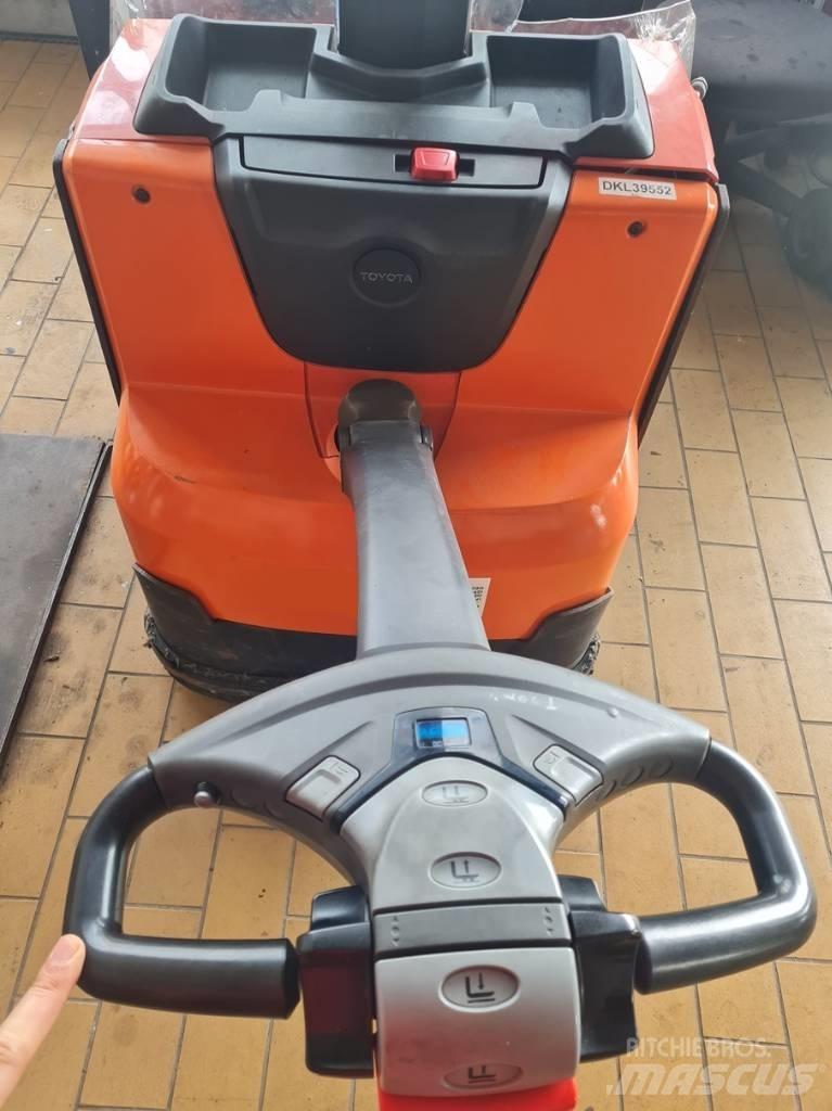 Toyota SWE080L Ručně vedené vysokozdvižné vozíky