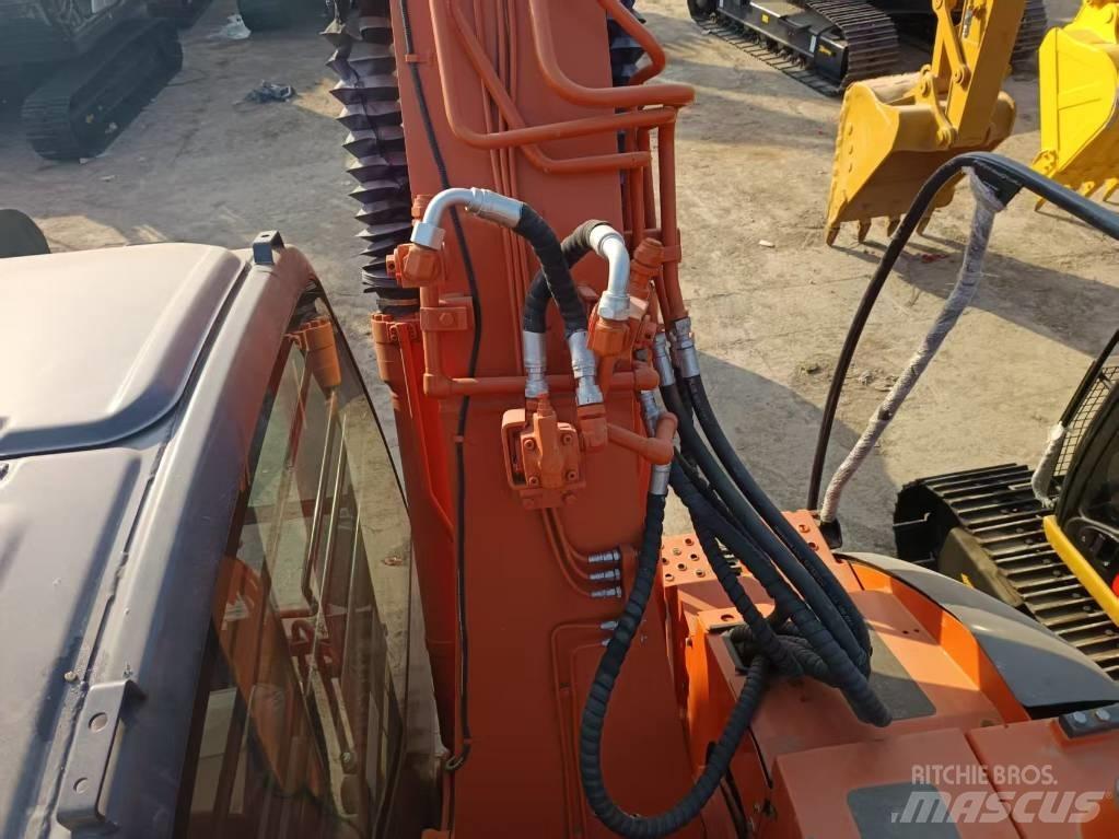 Hitachi ZX135 Pásová rýpadla