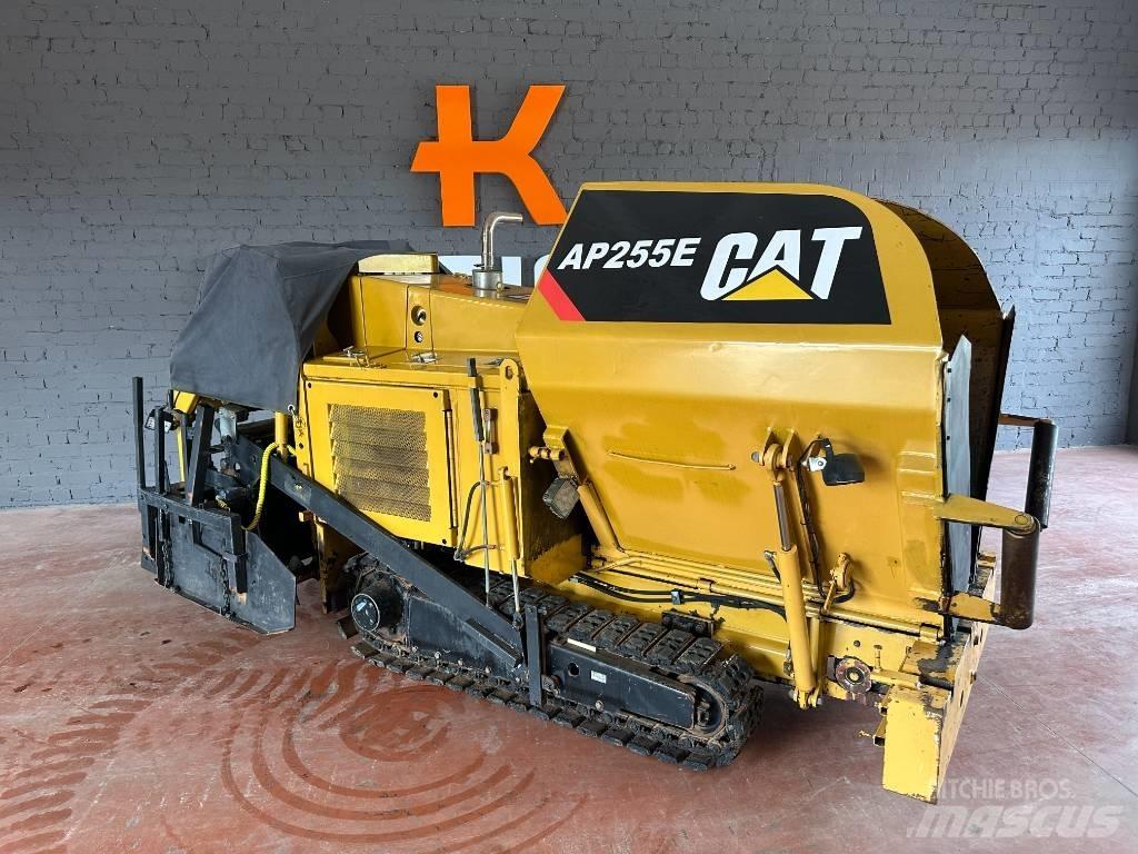 CAT AP 255 E Finišery