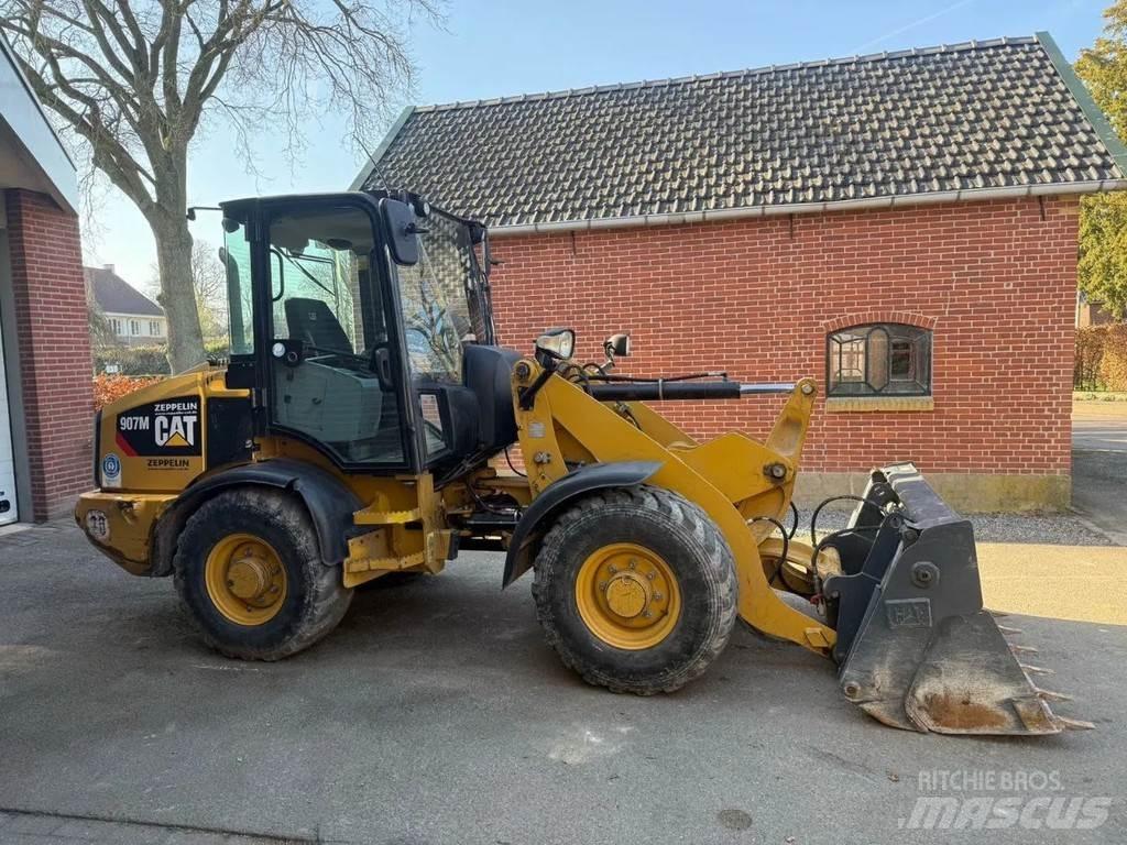 CAT 907M Kolové nakladače