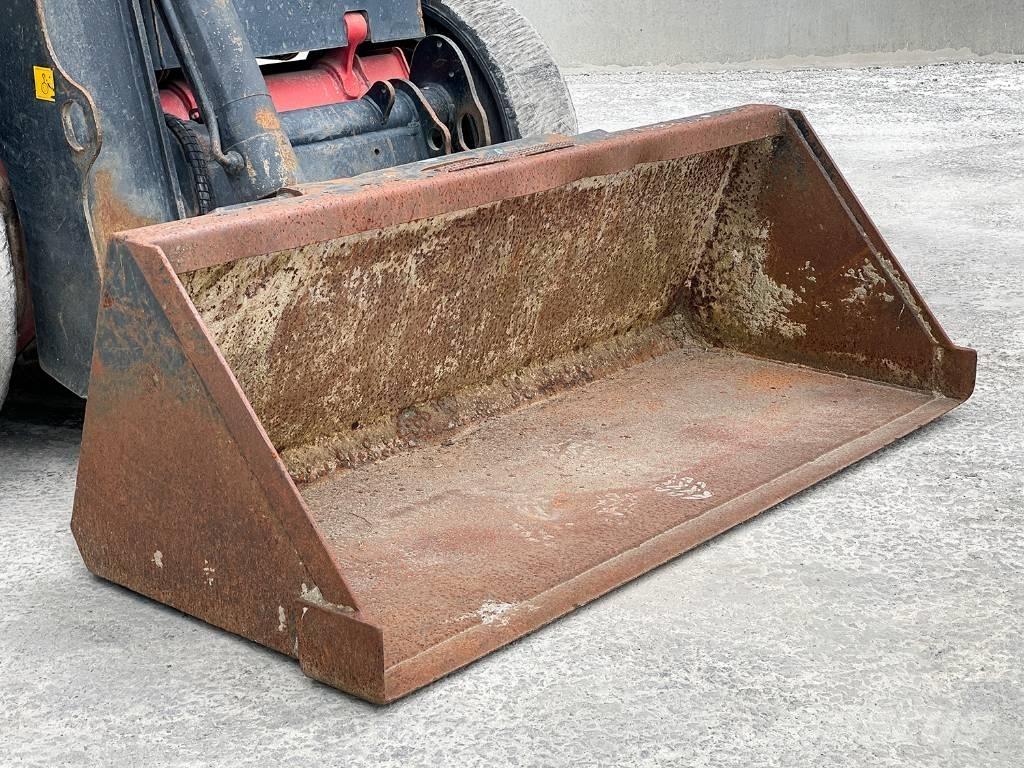 JCB R260 Smykem řízené nakladače