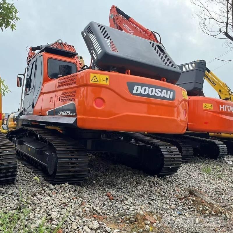 Doosan DX225 Pásová rýpadla