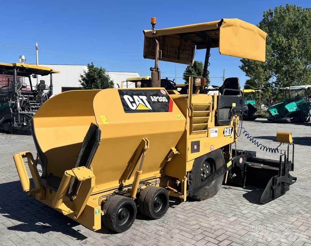 CAT AP 300 Finišery