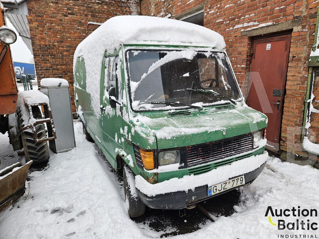 Mercedes-Benz 207D Skříňová nástavba