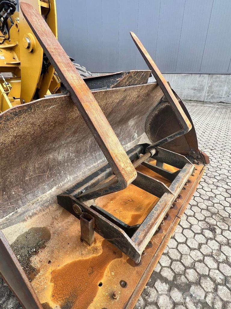 CAT 926M Kolové nakladače