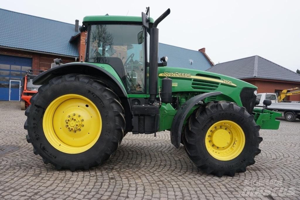 John Deere 7920 Traktory