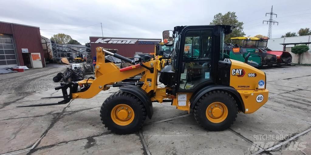 CAT 906 Kolové nakladače