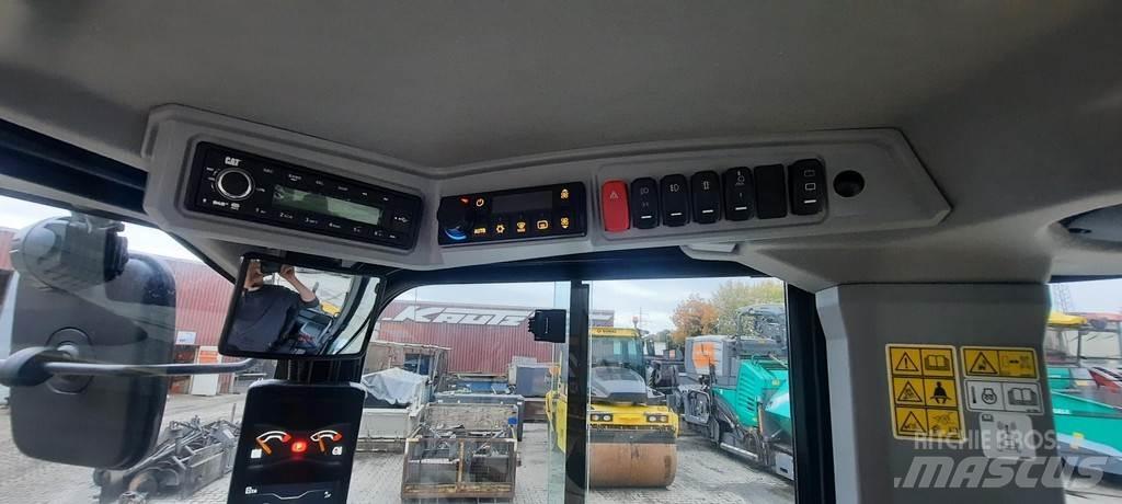CAT 906 Kolové nakladače