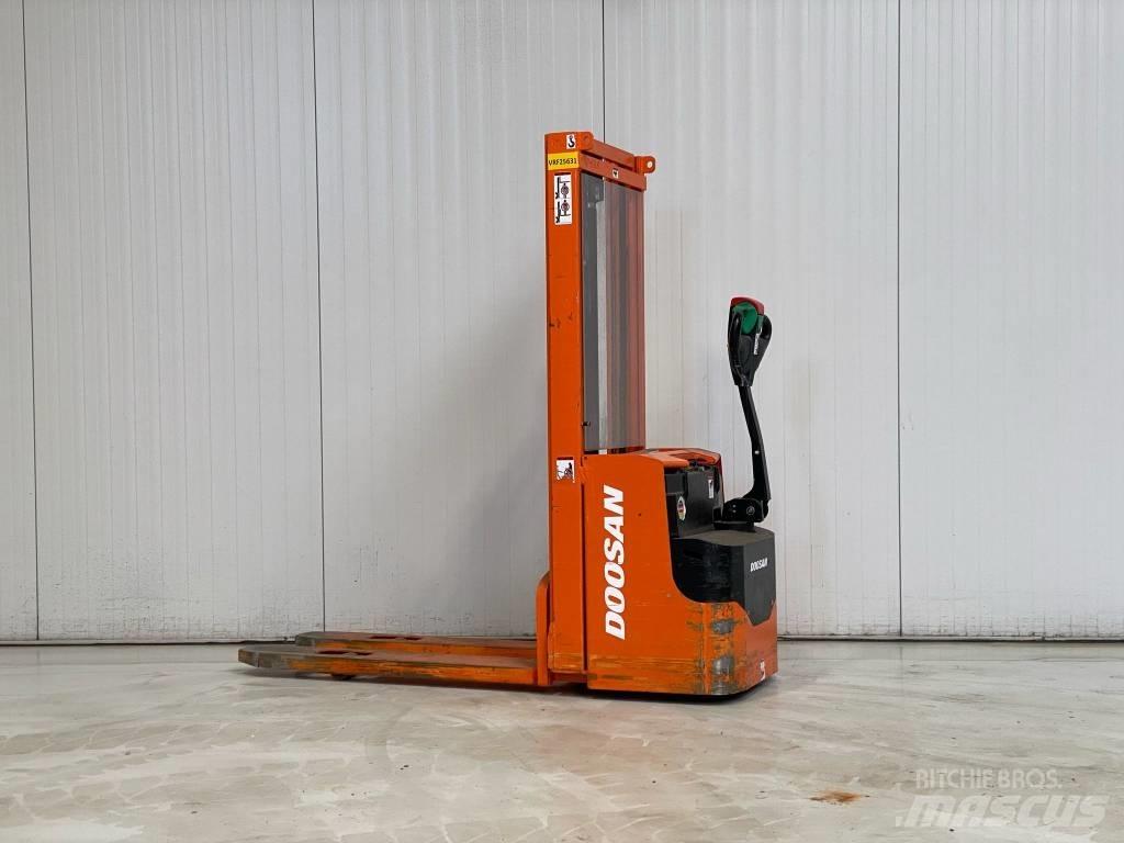 Doosan LEDS12.5C Ručně vedené vysokozdvižné vozíky