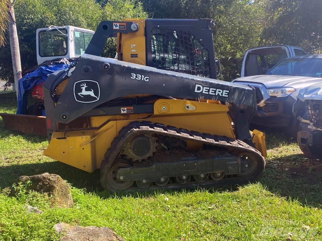 John Deere 331G Smykem řízené nakladače