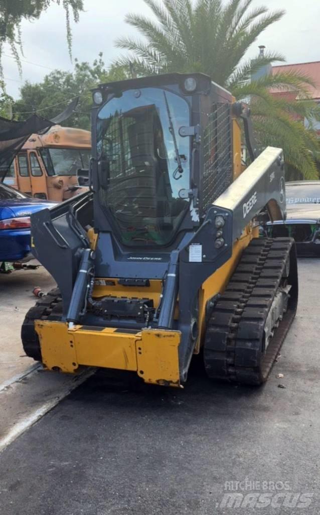 John Deere 331G Smykem řízené nakladače