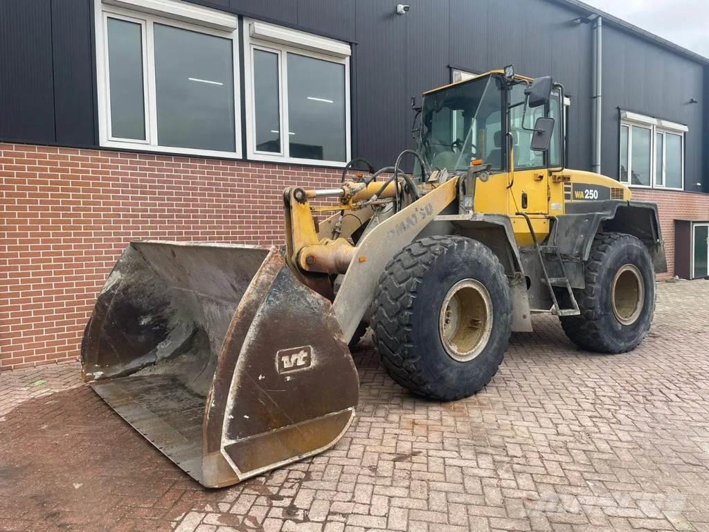 Komatsu WA250-5 Kolové nakladače